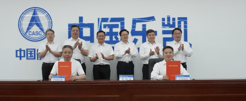 中國(guó)樂(lè)凱與宿遷市簽訂合作協(xié)議 侯景濱、李東會(huì)見(jiàn)宿遷市委書記陳忠偉并共同見(jiàn)證簽約